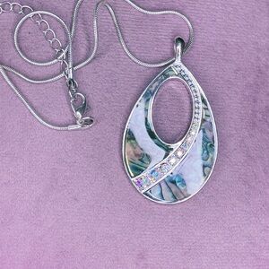 468. Abalone KC Green Shell Silvertone Pendant Necklace
